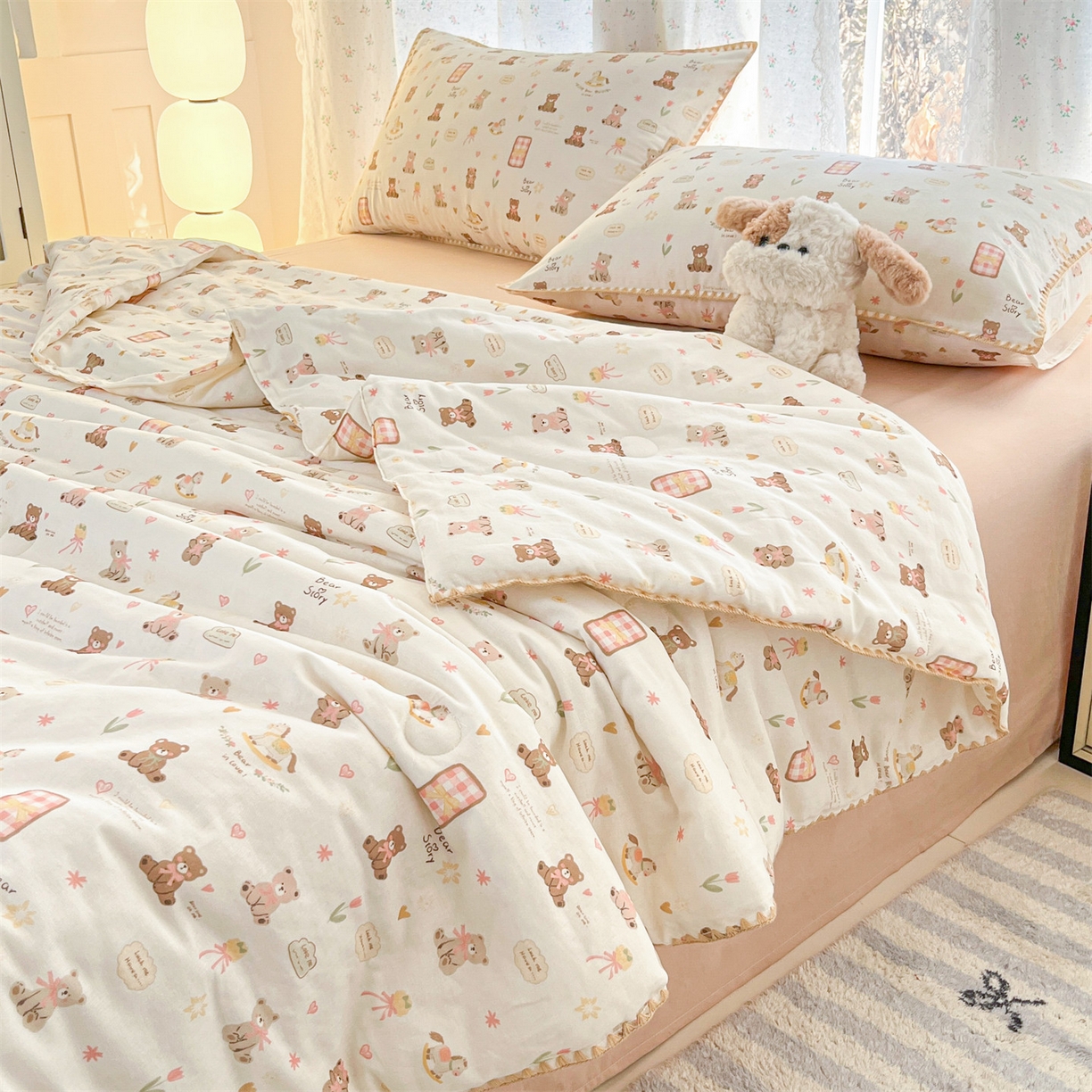 91家纺网 家纺一手货源 找家纺 盛秋家纺 2026新款三角针水洗棉贝壳边印花夏被系列 治愈小熊+奶茶