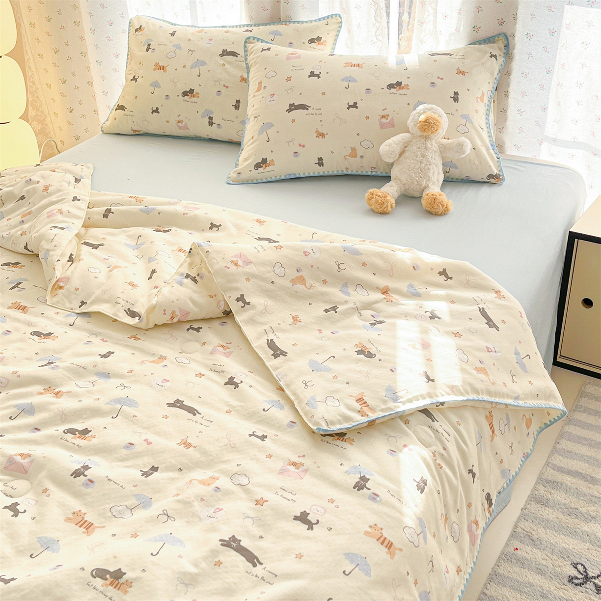 91家纺网 家纺一手货源 找家纺 盛秋家纺 2026新款三角针水洗棉贝壳边印花夏被系列 满山猫+天空蓝