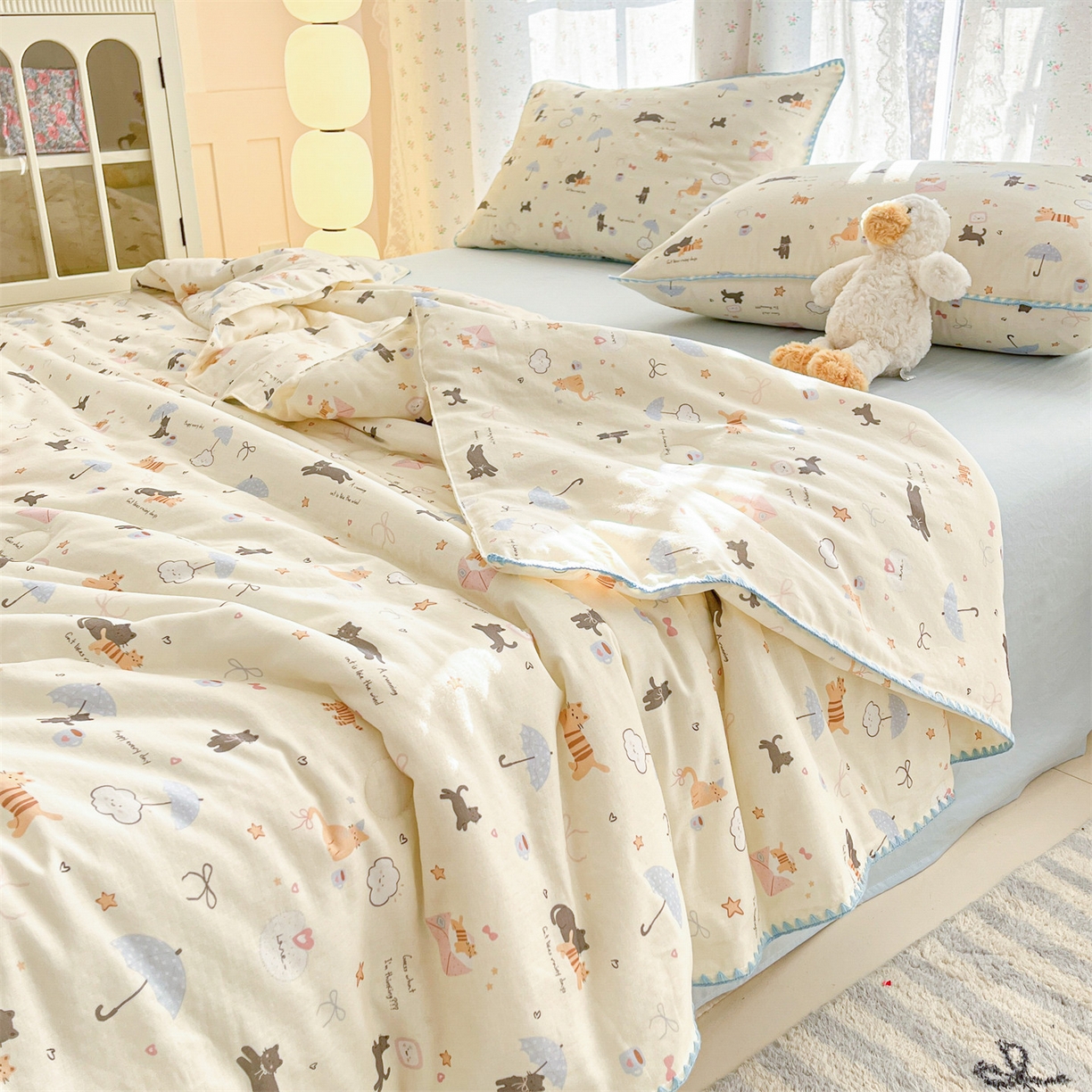 91家纺网 家纺一手货源 找家纺 盛秋家纺 2026新款三角针水洗棉贝壳边印花夏被系列 满山猫+天空蓝