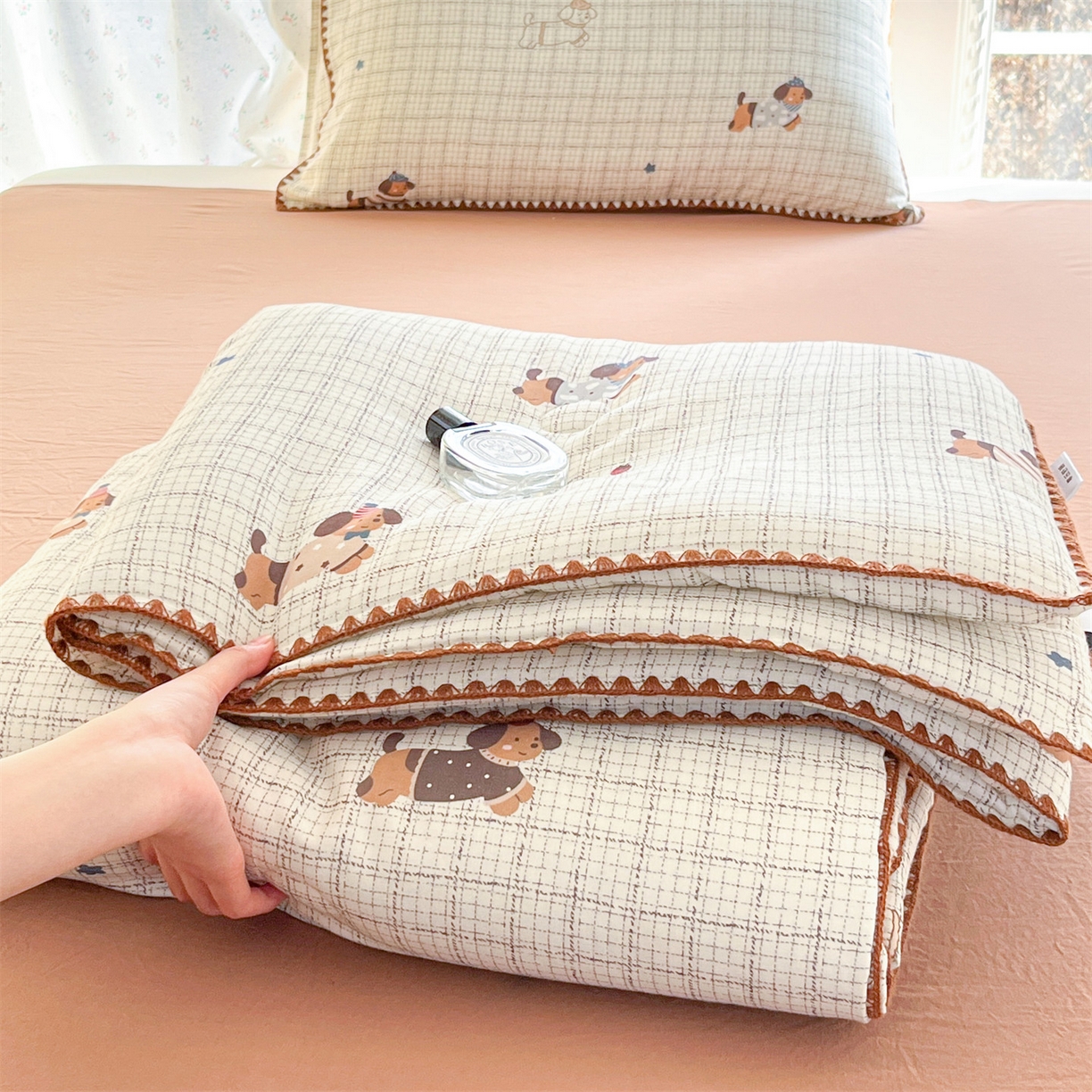 盛秋家纺 2026新款三角针水洗棉贝壳边印花夏被系列 格子小狗+太妃糖