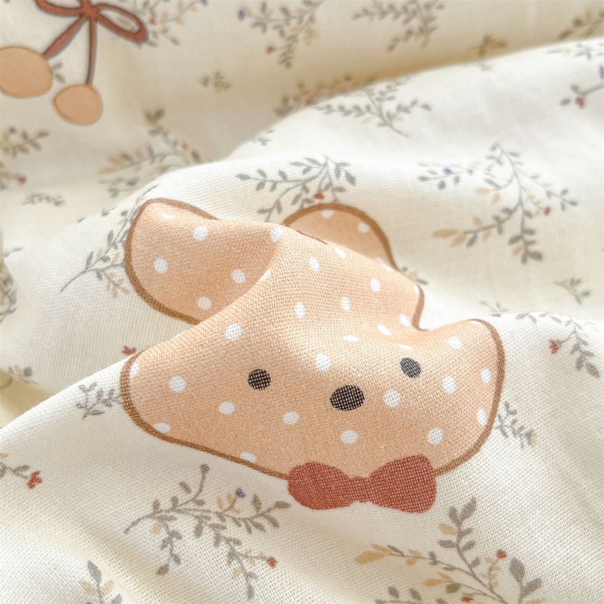 91家纺网 家纺一手货源 找家纺 盛秋家纺 2026新款三角针水洗棉贝壳边印花夏被系列 花曼熊仔米+奶茶