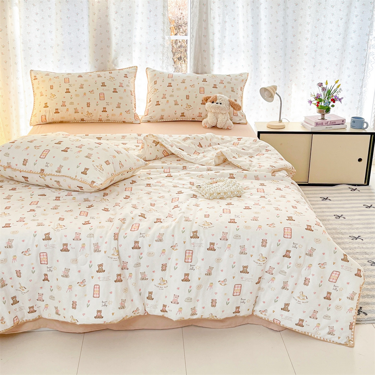 91家纺网 家纺一手货源 找家纺 盛秋家纺 2026新款三角针水洗棉贝壳边印花夏被系列 治愈小熊+奶茶