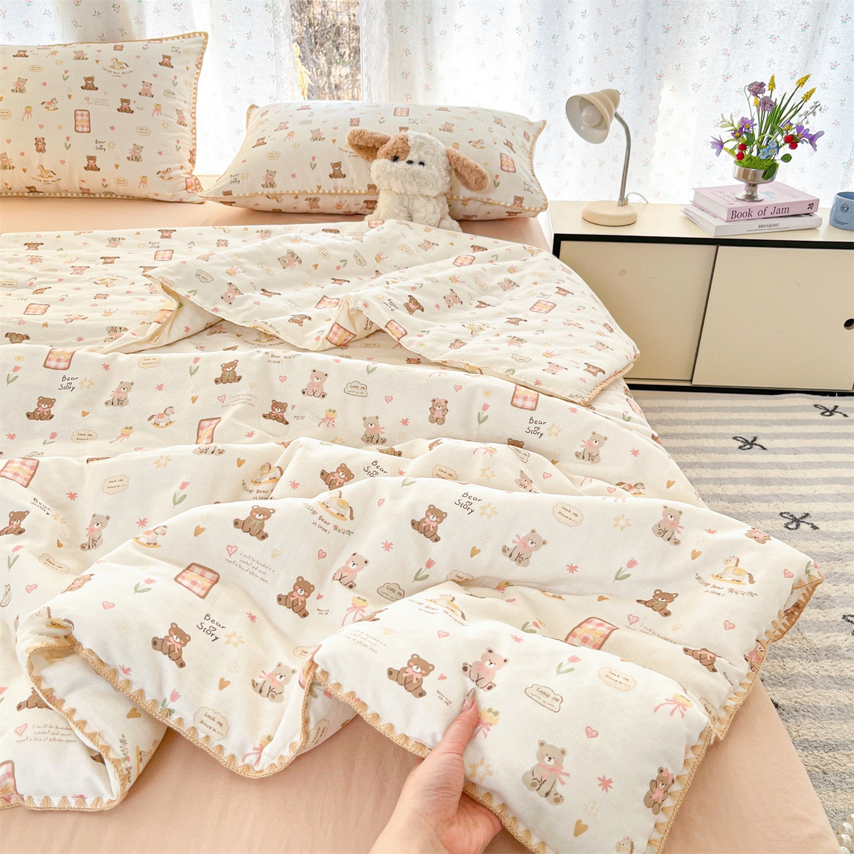 91家纺网 家纺一手货源 找家纺 盛秋家纺 2026新款三角针水洗棉贝壳边印花夏被系列 治愈小熊+奶茶