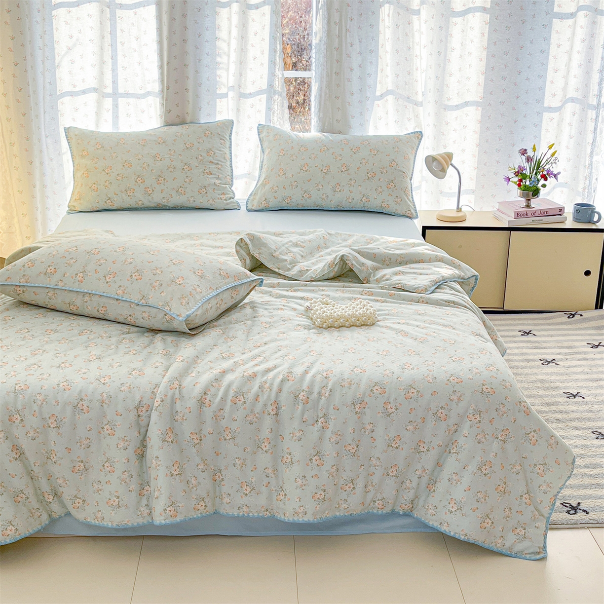 91家纺网 家纺一手货源 找家纺 盛秋家纺 2026新款三角针水洗棉贝壳边印花夏被系列 雨后花园+天空蓝