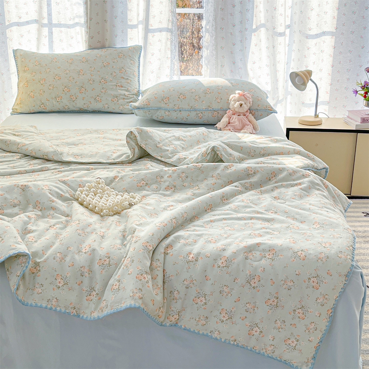 91家纺网 家纺一手货源 找家纺 盛秋家纺 2026新款三角针水洗棉贝壳边印花夏被系列 雨后花园+天空蓝