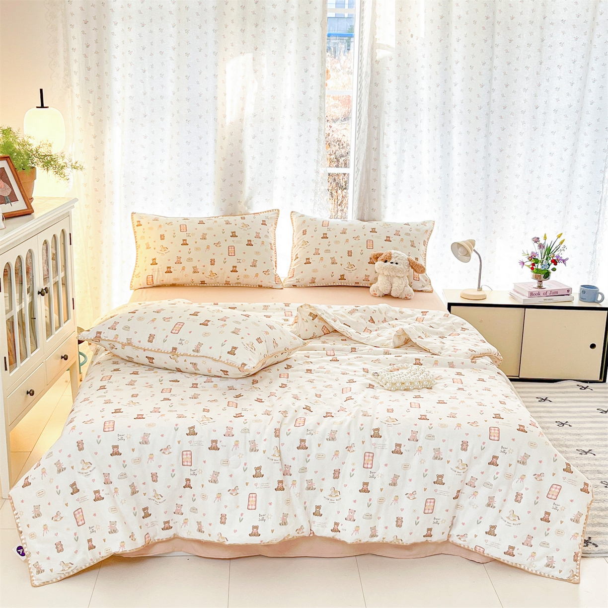 91家纺网 家纺一手货源 找家纺 盛秋家纺 2026新款三角针水洗棉贝壳边印花夏被系列 治愈小熊+奶茶