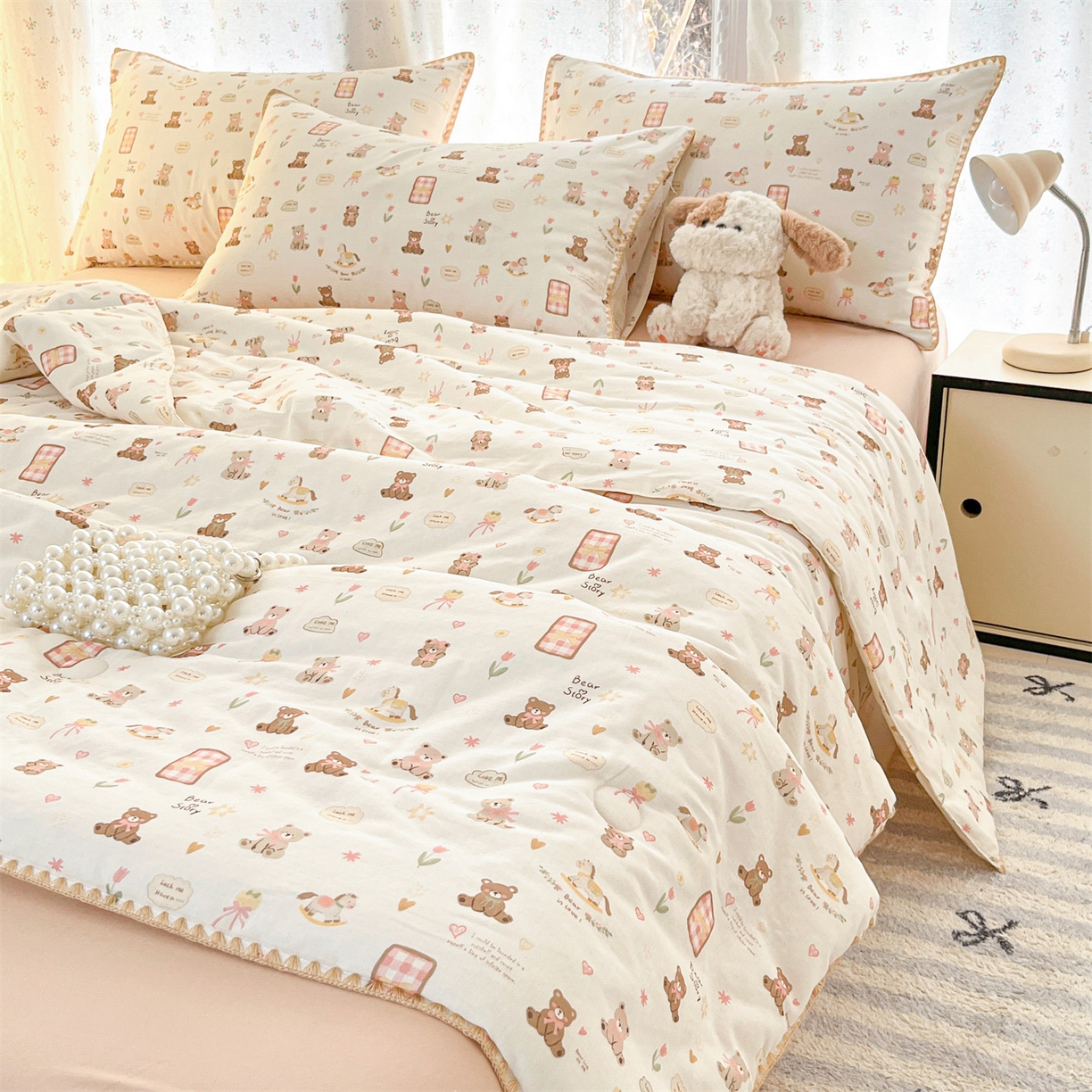 91家纺网 家纺一手货源 找家纺 盛秋家纺 2026新款三角针水洗棉贝壳边印花夏被系列 治愈小熊+奶茶