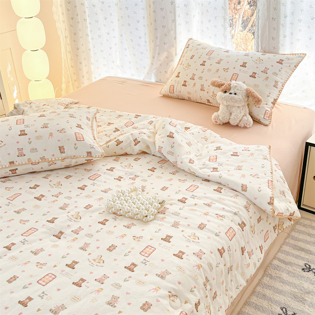 91家纺网 家纺一手货源 找家纺 盛秋家纺 2026新款三角针水洗棉贝壳边印花夏被系列 治愈小熊+奶茶