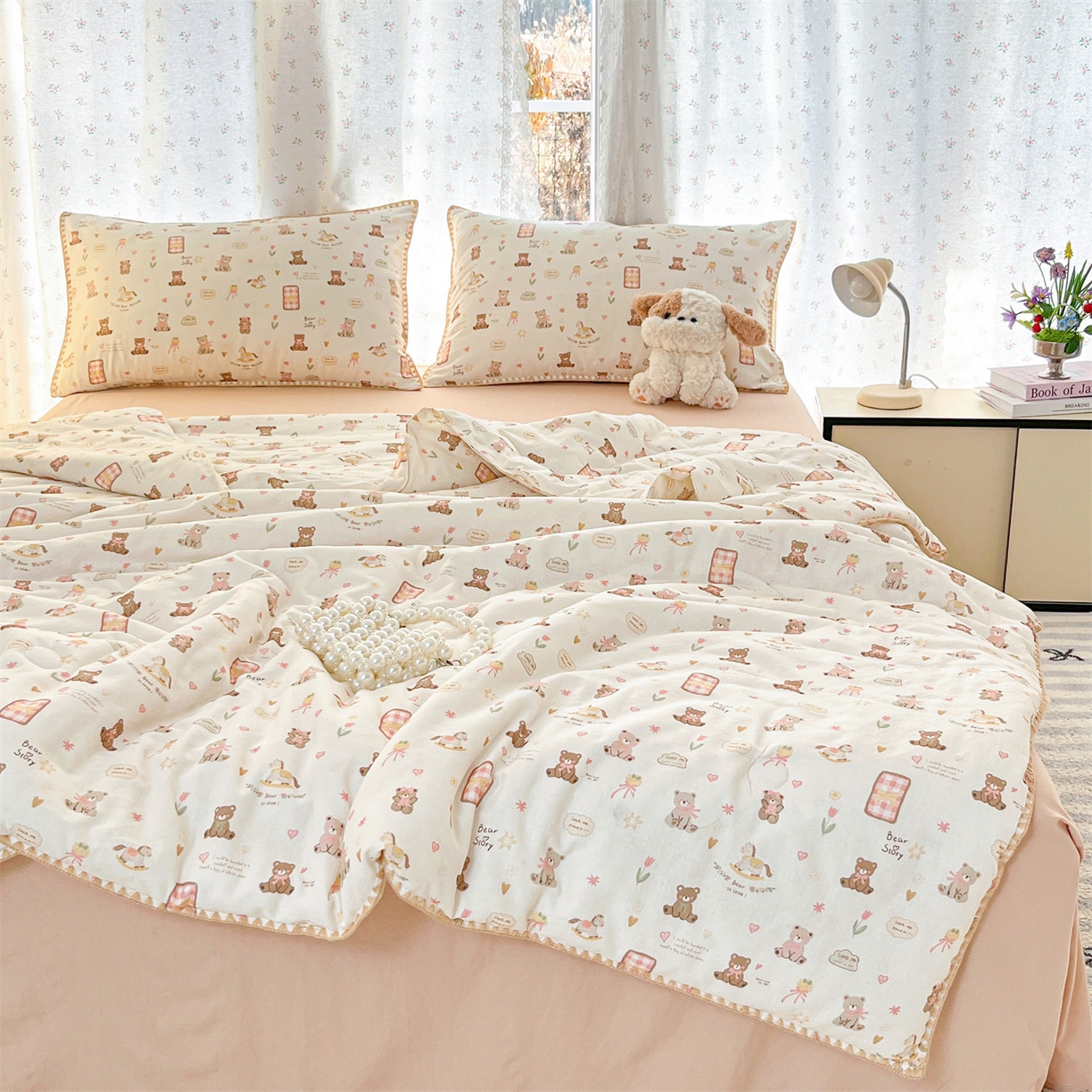 91家纺网 家纺一手货源 找家纺 盛秋家纺 2026新款三角针水洗棉贝壳边印花夏被系列 治愈小熊+奶茶