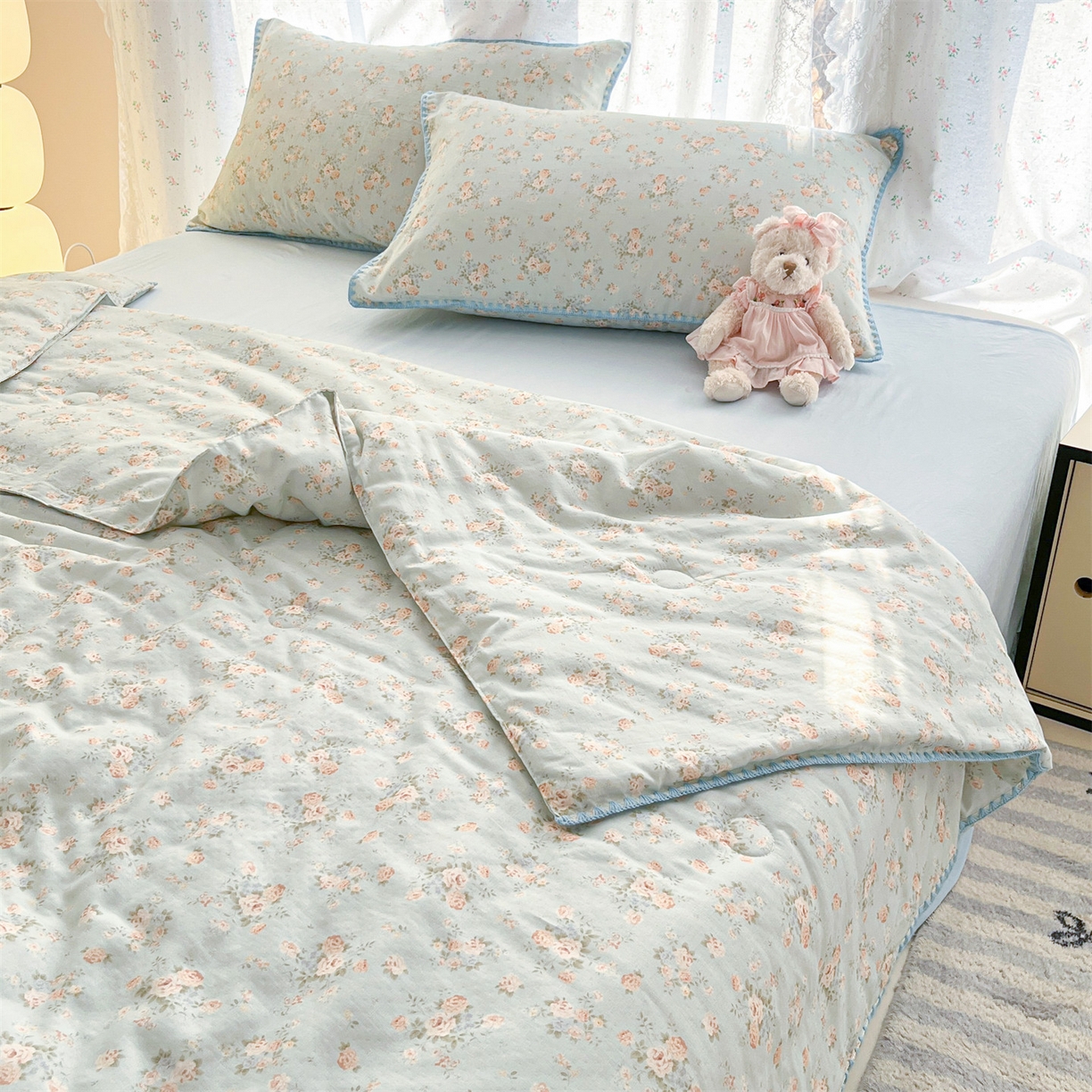 91家纺网 家纺一手货源 找家纺 盛秋家纺 2026新款三角针水洗棉贝壳边印花夏被系列 雨后花园+天空蓝