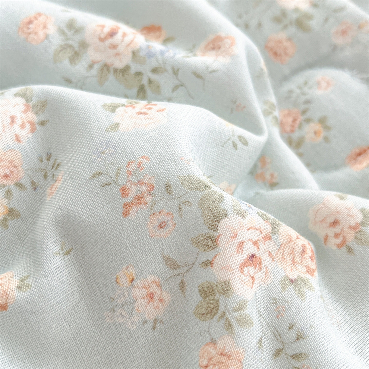 91家纺网 家纺一手货源 找家纺 盛秋家纺 2026新款三角针水洗棉贝壳边印花夏被系列 雨后花园+天空蓝