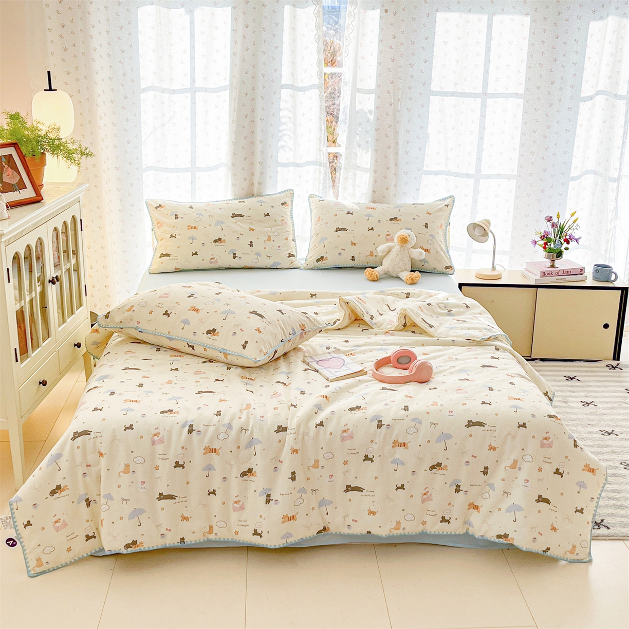 91家纺网 家纺一手货源 找家纺 盛秋家纺 2026新款三角针水洗棉贝壳边印花夏被系列 满山猫+天空蓝