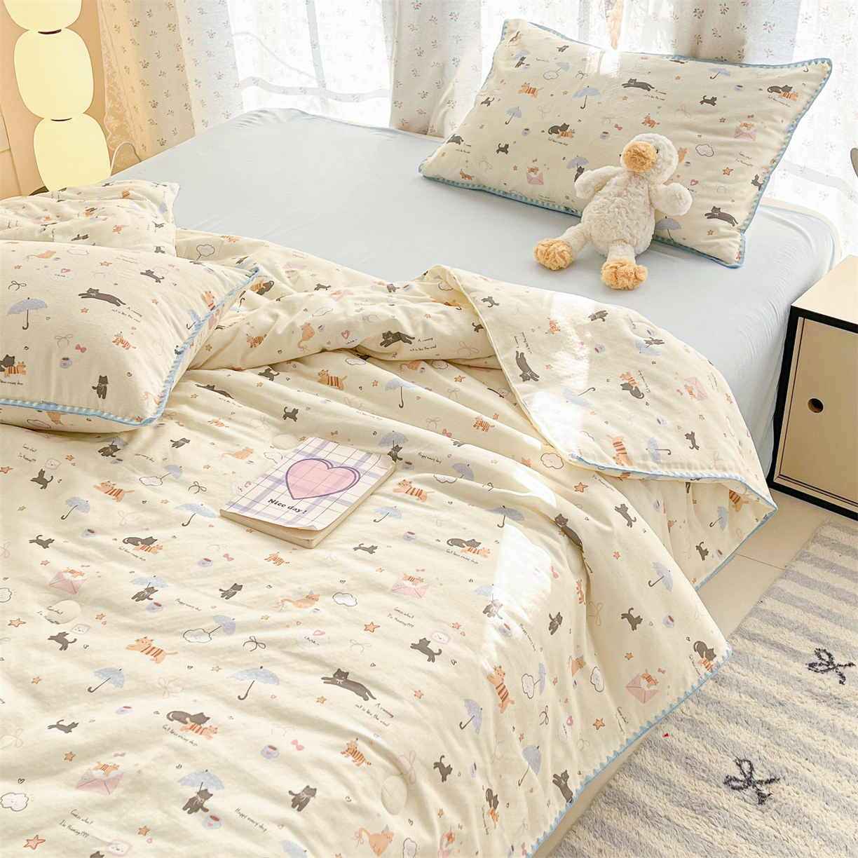 91家纺网 家纺一手货源 找家纺 盛秋家纺 2026新款三角针水洗棉贝壳边印花夏被系列 满山猫+天空蓝