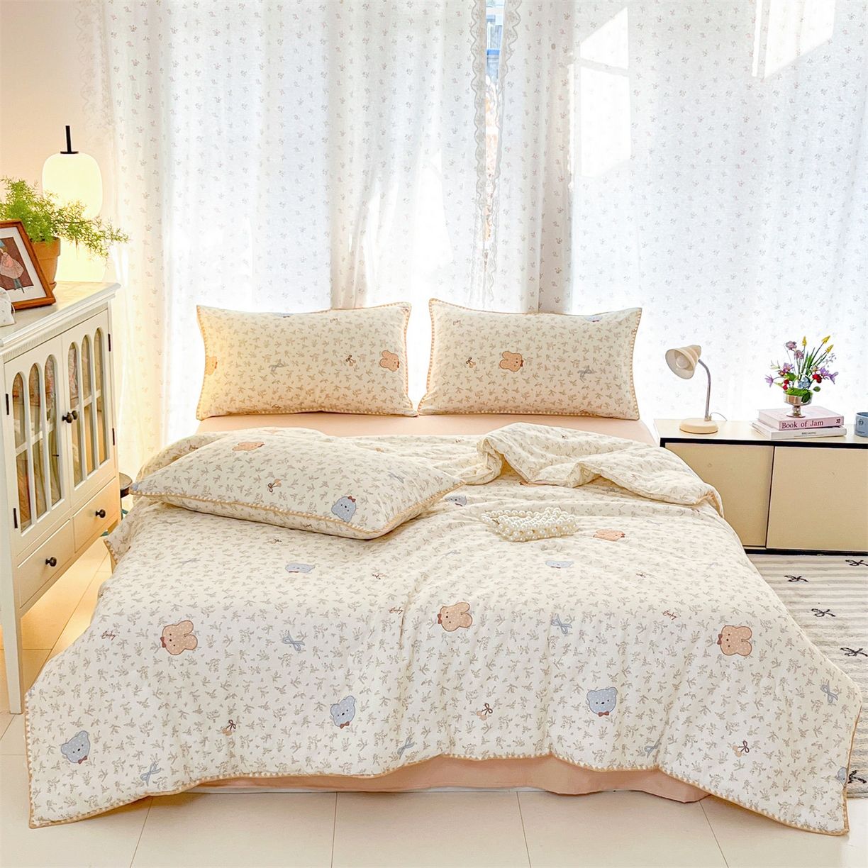 91家纺网 家纺一手货源 找家纺 盛秋家纺 2026新款三角针水洗棉贝壳边印花夏被系列 花曼熊仔米+奶茶