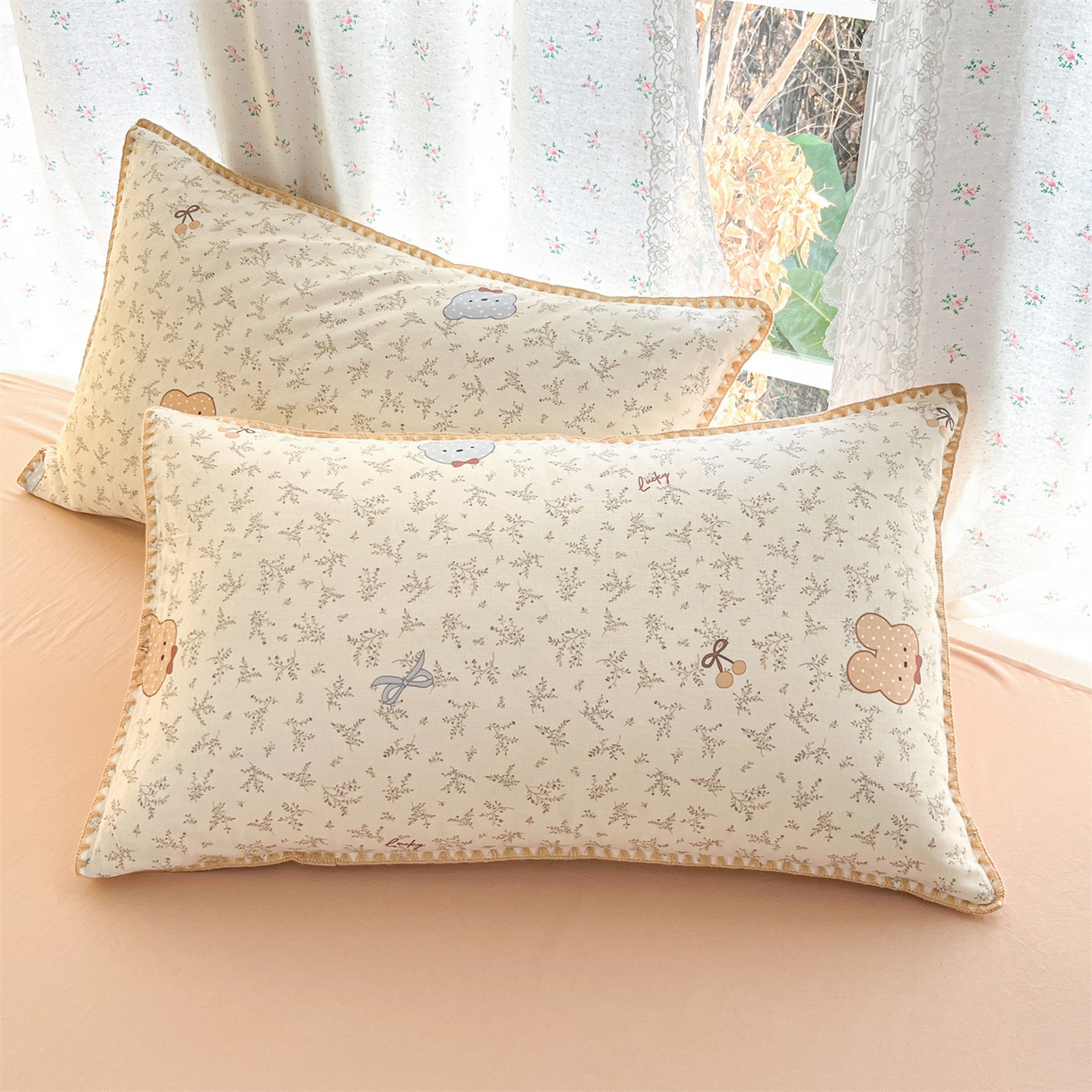 91家纺网 家纺一手货源 找家纺 盛秋家纺 2026新款三角针水洗棉贝壳边印花夏被系列 花曼熊仔米+奶茶