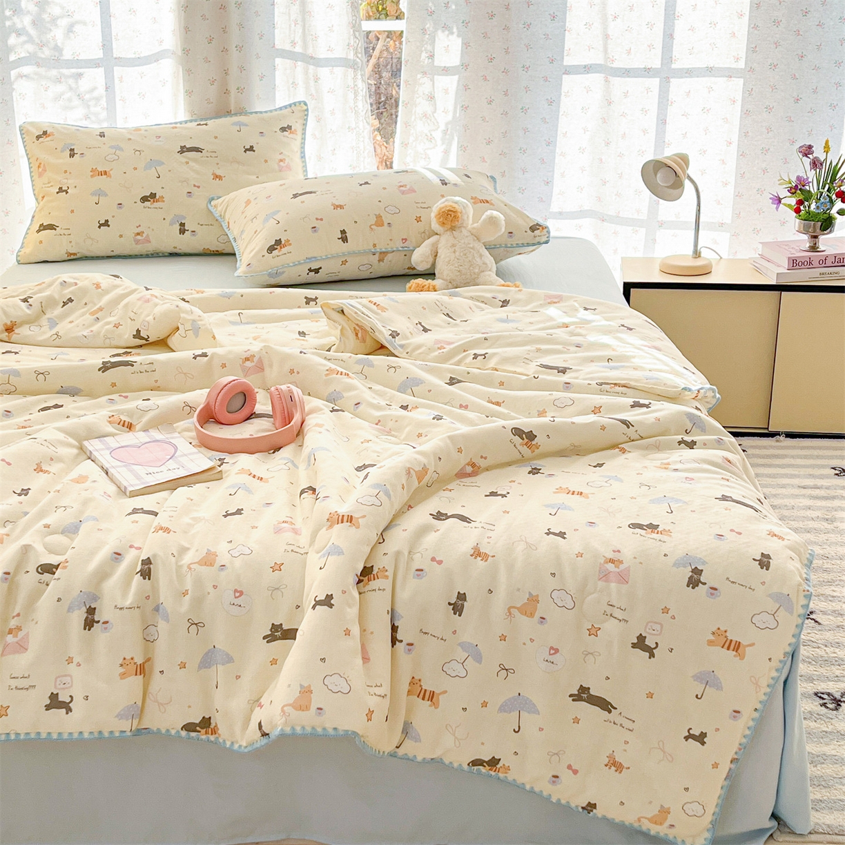 91家纺网 家纺一手货源 找家纺 盛秋家纺 2026新款三角针水洗棉贝壳边印花夏被系列 满山猫+天空蓝