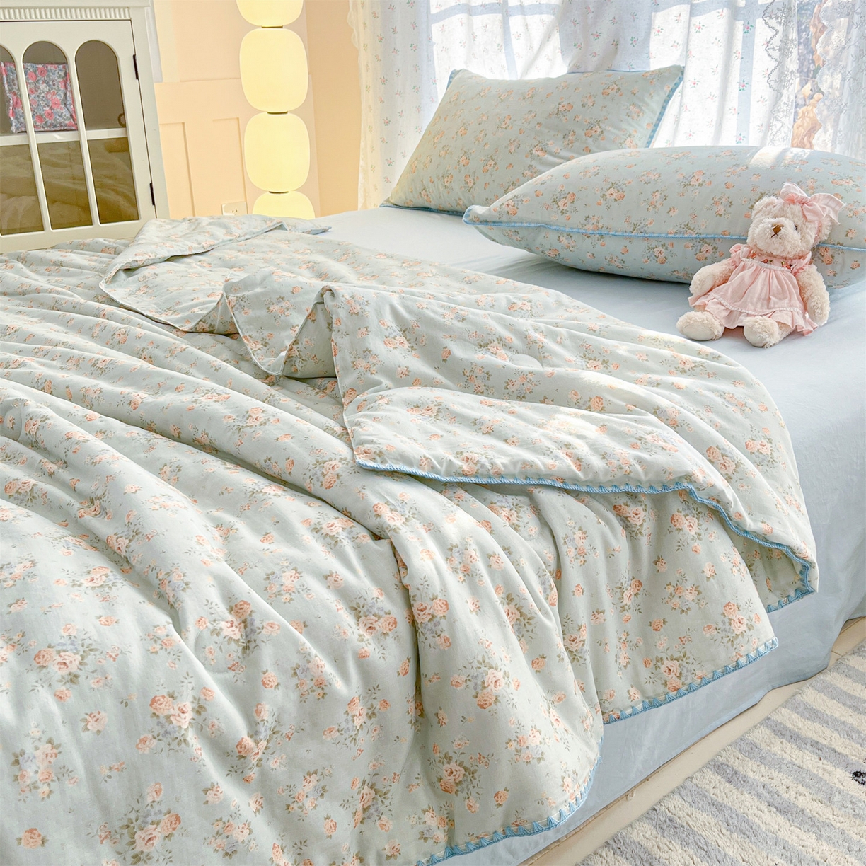 91家纺网 家纺一手货源 找家纺 盛秋家纺 2026新款三角针水洗棉贝壳边印花夏被系列 雨后花园+天空蓝