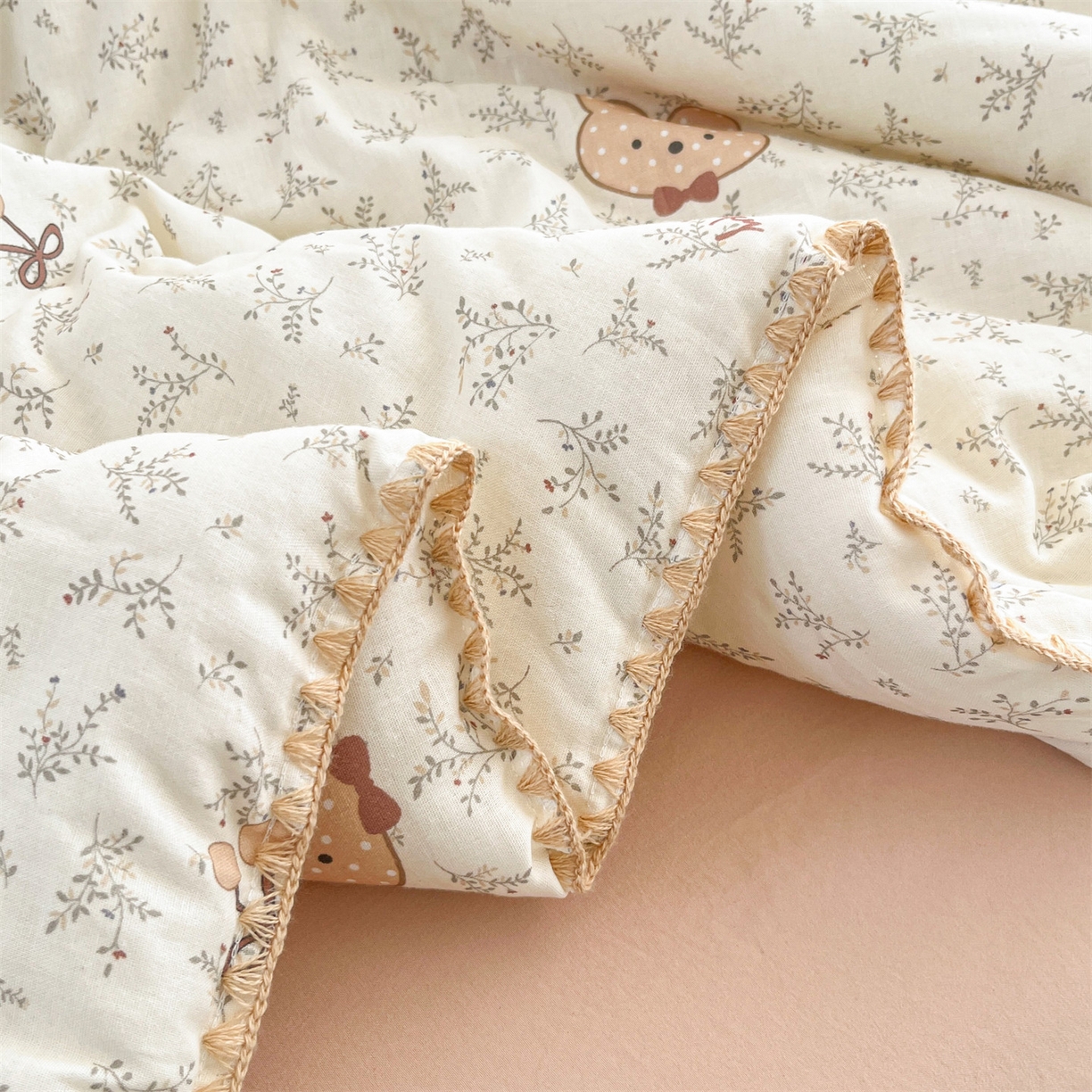 91家纺网 家纺一手货源 找家纺 盛秋家纺 2026新款三角针水洗棉贝壳边印花夏被系列 花曼熊仔米+奶茶