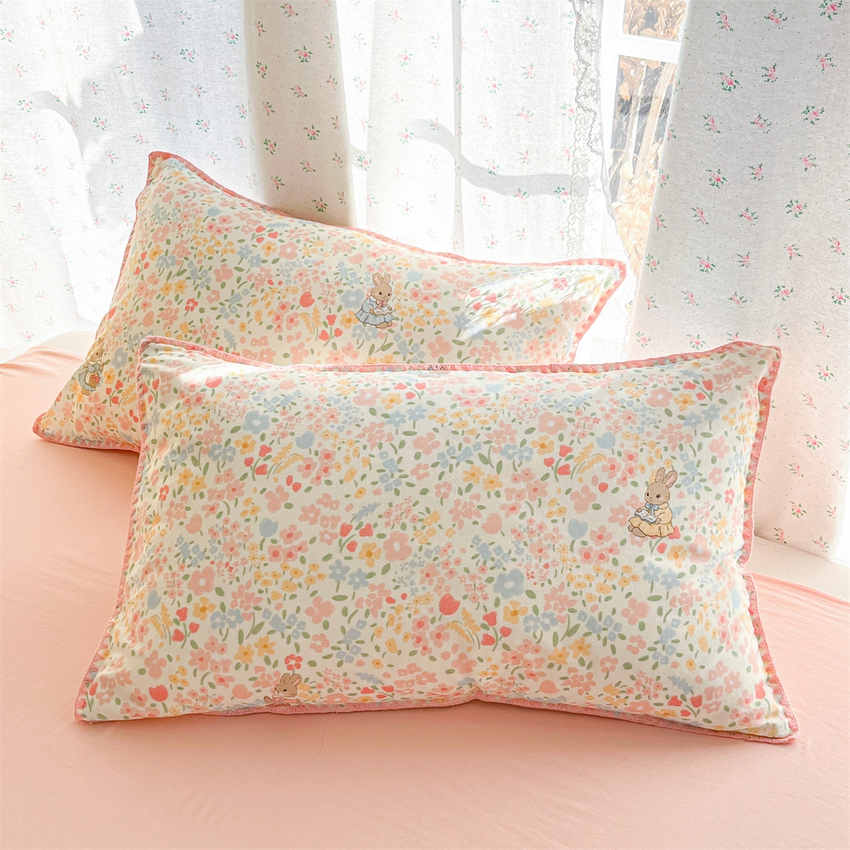 91家纺网 家纺一手货源 找家纺 盛秋家纺 2026新款三角针水洗棉贝壳边印花夏被系列 花园兔+奶油粉