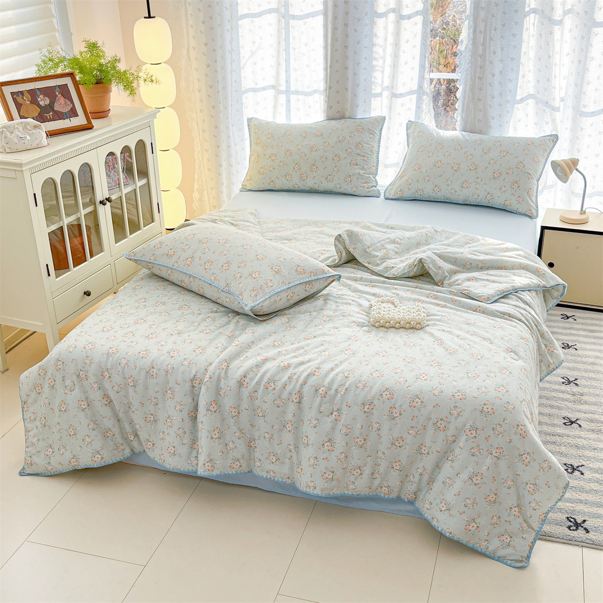 91家纺网 家纺一手货源 找家纺 盛秋家纺 2026新款三角针水洗棉贝壳边印花夏被系列 雨后花园+天空蓝