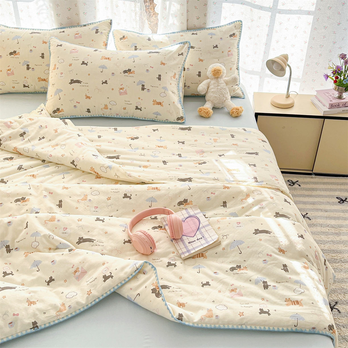 91家纺网 家纺一手货源 找家纺 盛秋家纺 2026新款三角针水洗棉贝壳边印花夏被系列 满山猫+天空蓝