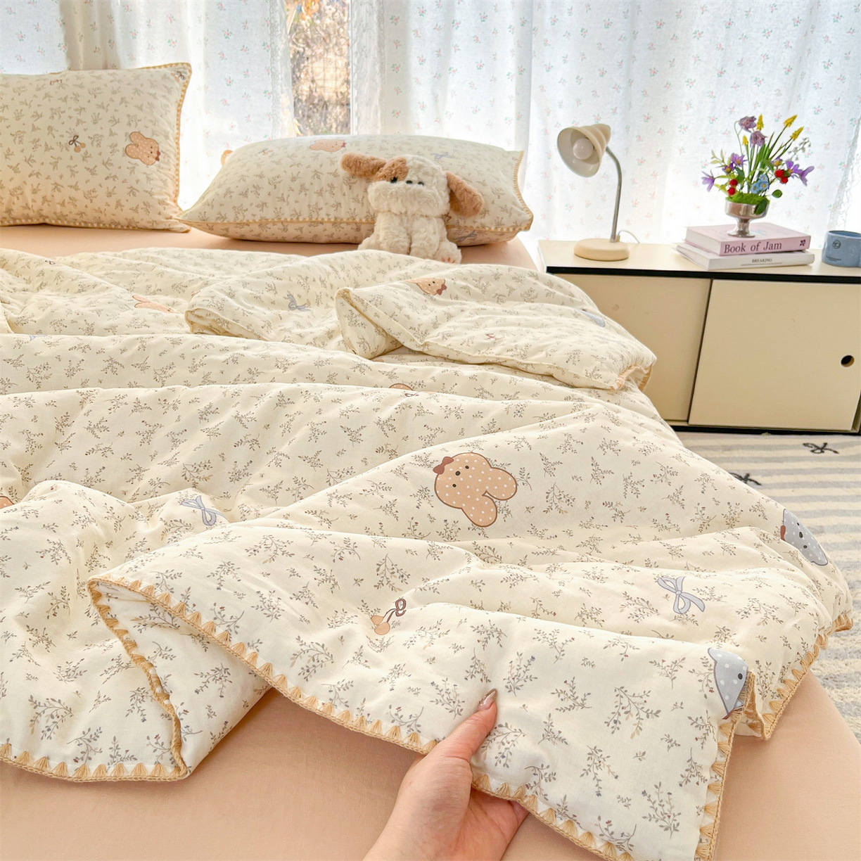 91家纺网 家纺一手货源 找家纺 盛秋家纺 2026新款三角针水洗棉贝壳边印花夏被系列 花曼熊仔米+奶茶