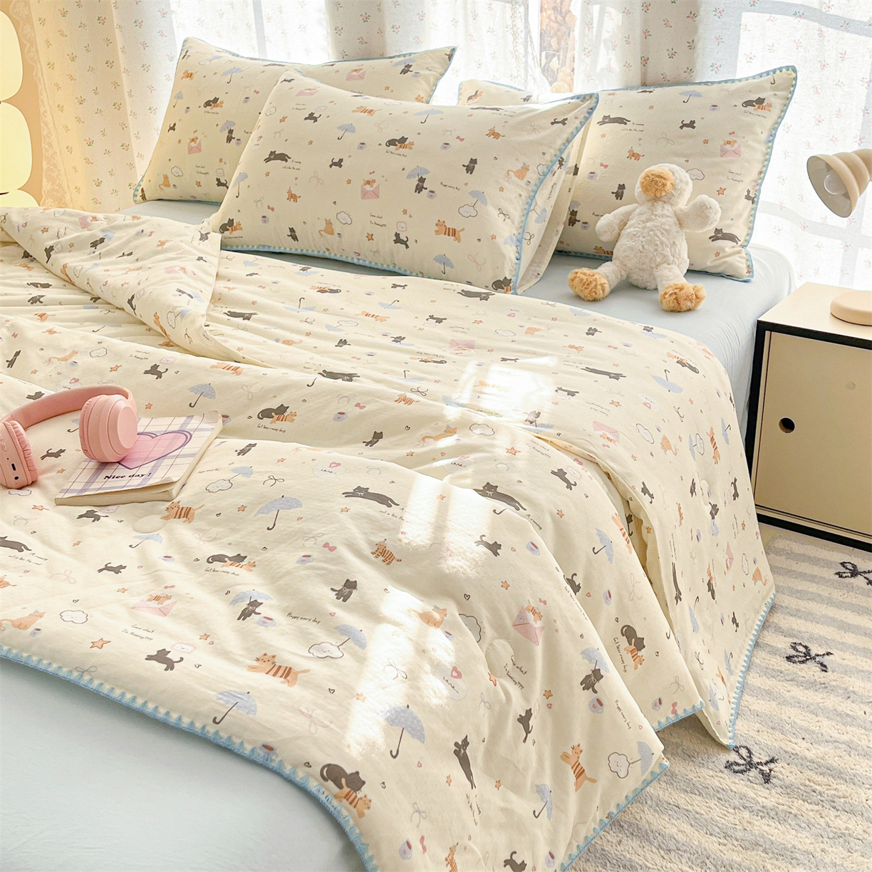 91家纺网 家纺一手货源 找家纺 盛秋家纺 2026新款三角针水洗棉贝壳边印花夏被系列 满山猫+天空蓝