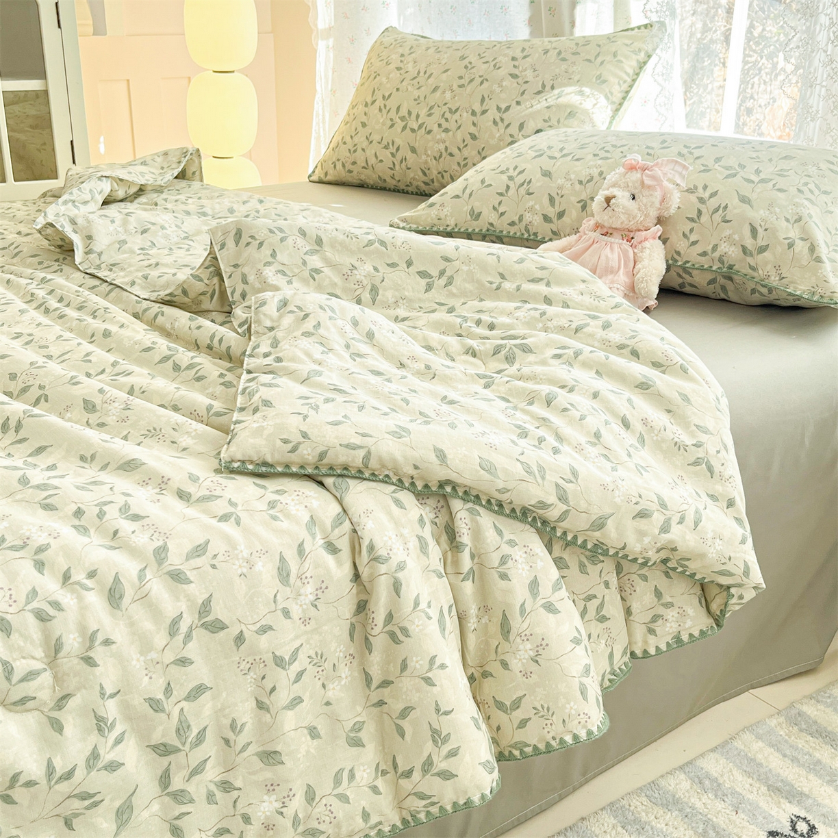 91家纺网 家纺一手货源 找家纺 盛秋家纺 2026新款三角针水洗棉贝壳边印花夏被系列 澳白+明灰