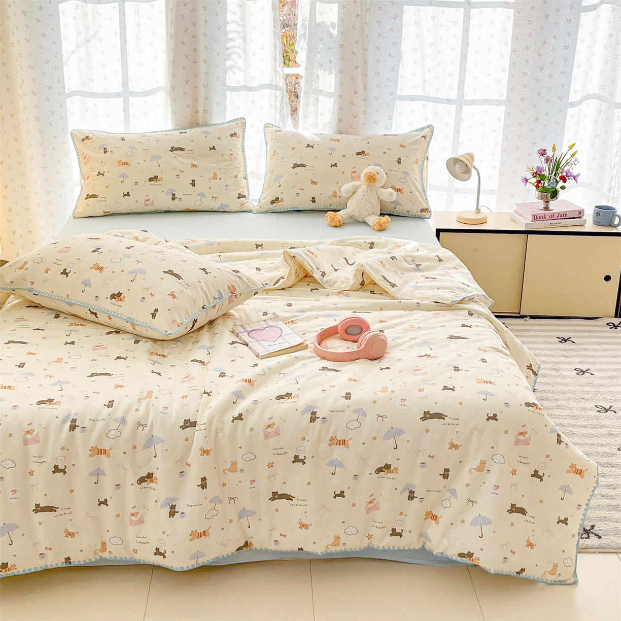 91家纺网 家纺一手货源 找家纺 盛秋家纺 2026新款三角针水洗棉贝壳边印花夏被系列 满山猫+天空蓝