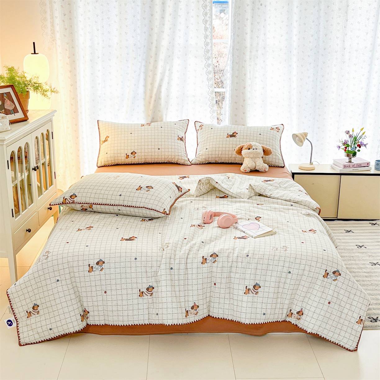 91家纺网 家纺一手货源 找家纺 盛秋家纺 2026新款三角针水洗棉贝壳边印花夏被系列 格子小狗+太妃糖