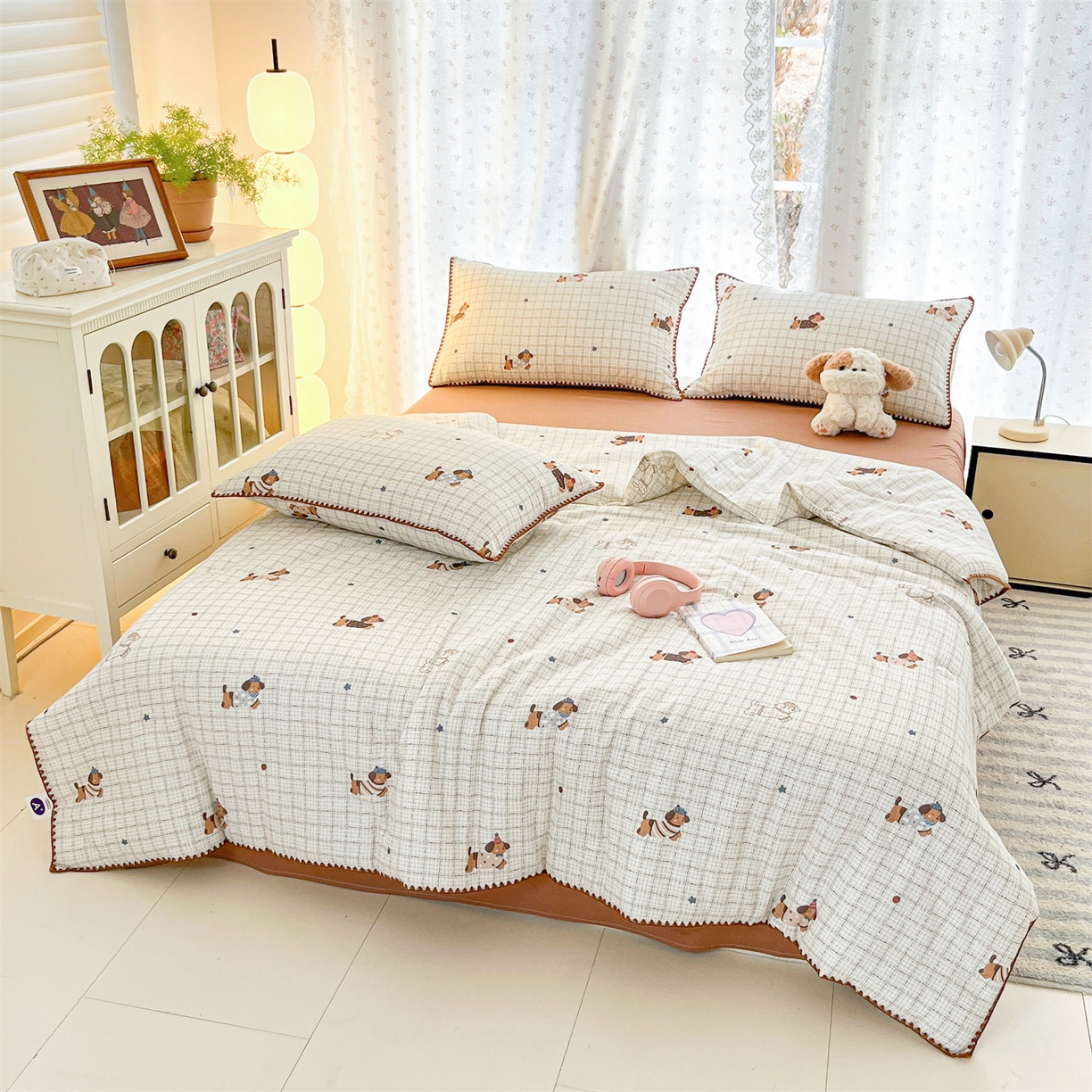 91家纺网 家纺一手货源 找家纺 盛秋家纺 2026新款三角针水洗棉贝壳边印花夏被系列 格子小狗+太妃糖