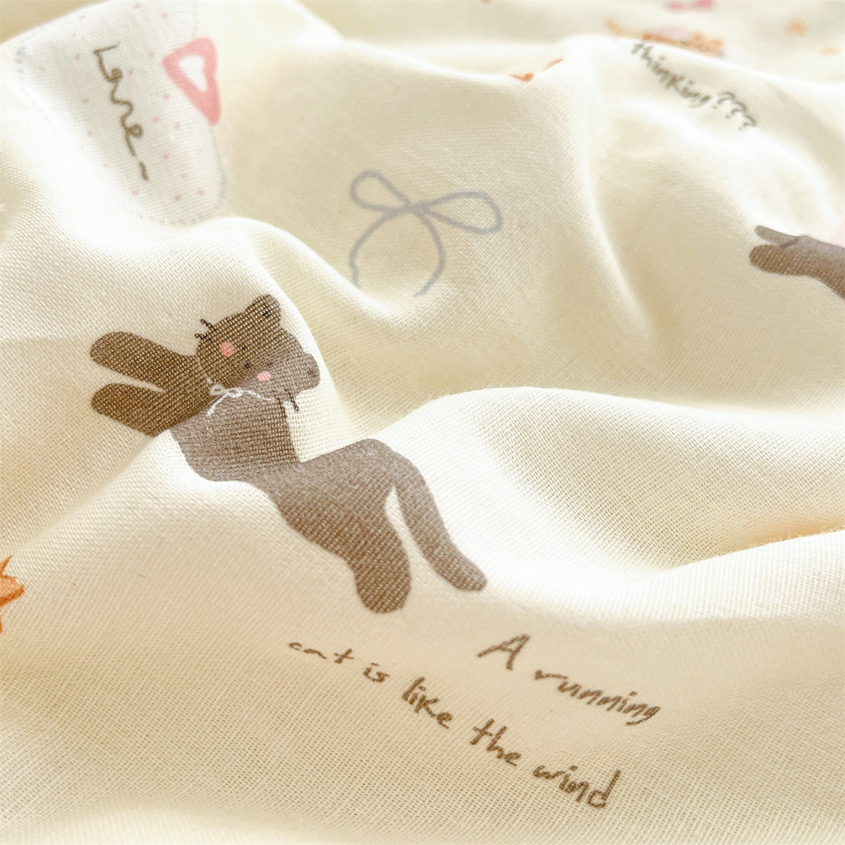 91家纺网 家纺一手货源 找家纺 盛秋家纺 2026新款三角针水洗棉贝壳边印花夏被系列 满山猫+天空蓝