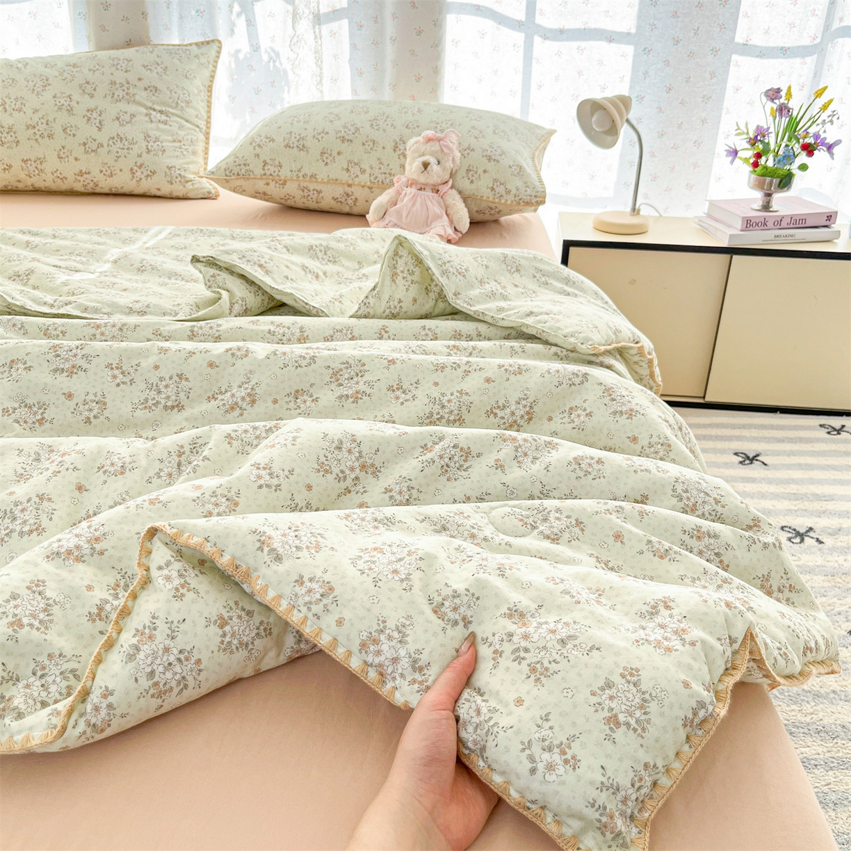 91家纺网 家纺一手货源 找家纺 盛秋家纺 2026新款三角针水洗棉贝壳边印花夏被系列 花梦里+奶茶