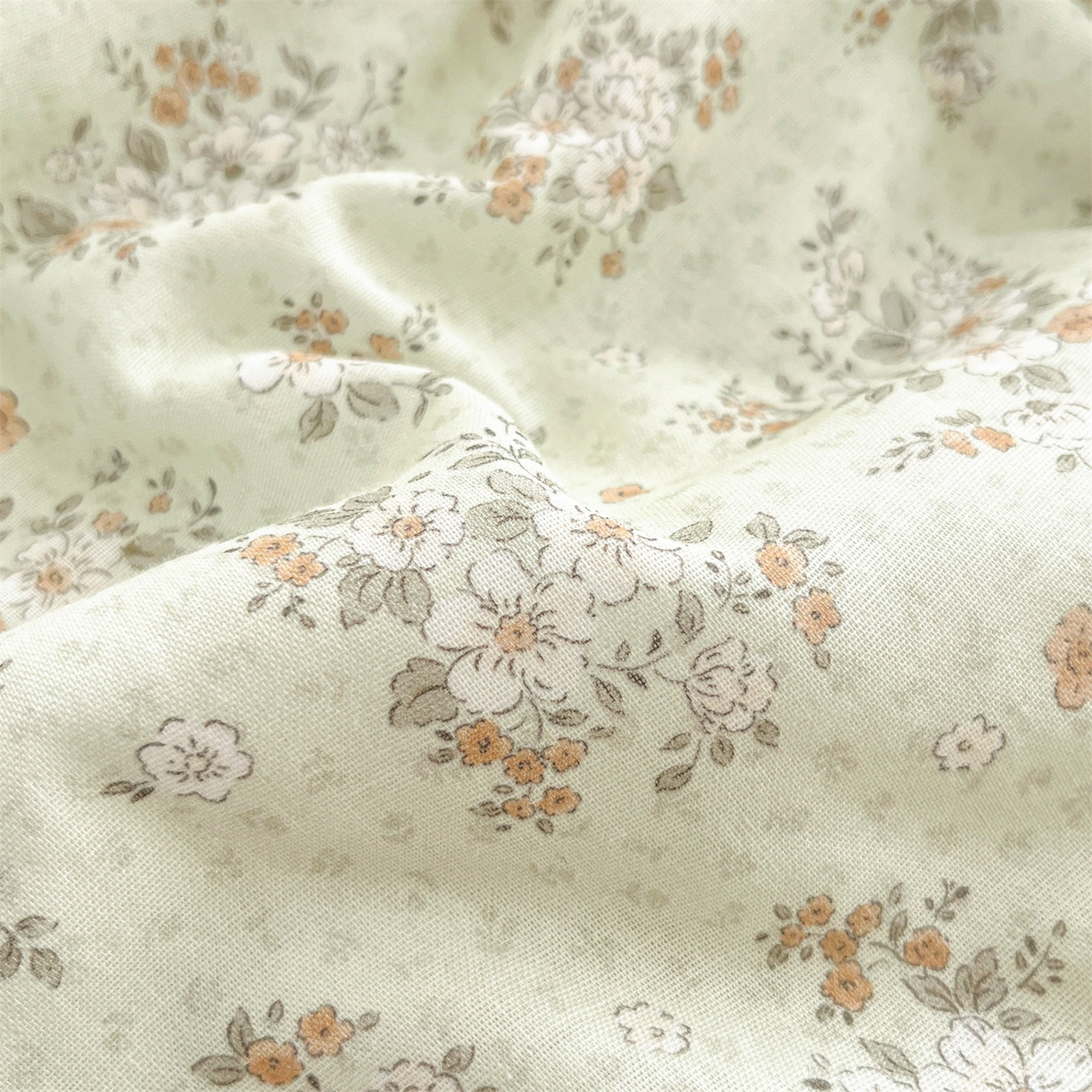 91家纺网 家纺一手货源 找家纺 盛秋家纺 2026新款三角针水洗棉贝壳边印花夏被系列 花梦里+奶茶