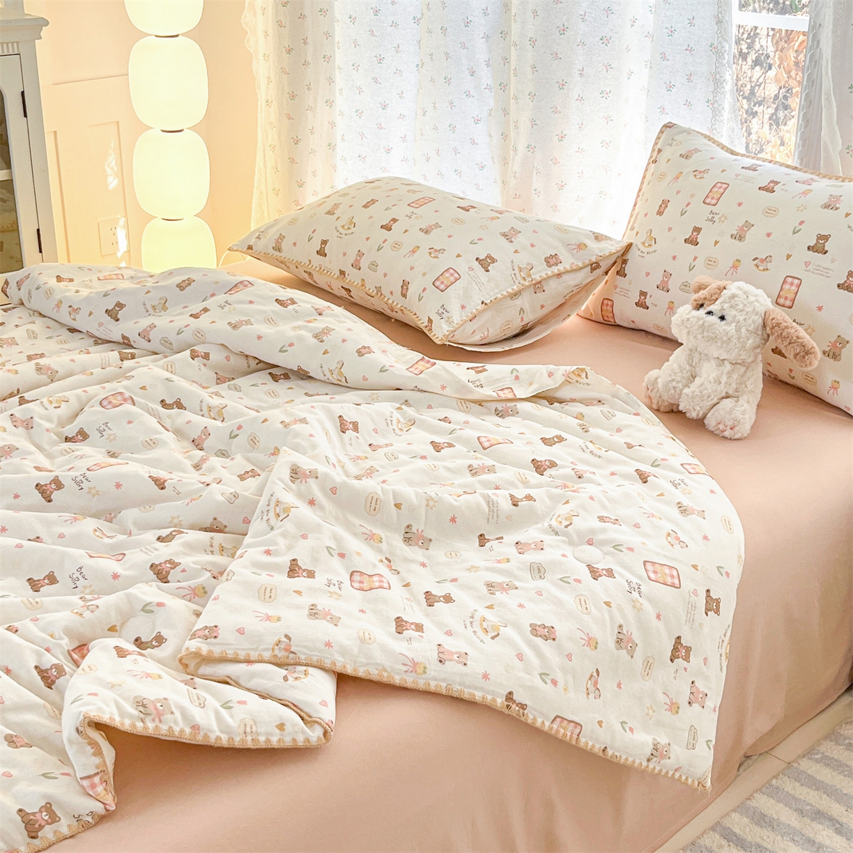 91家纺网 家纺一手货源 找家纺 盛秋家纺 2026新款三角针水洗棉贝壳边印花夏被系列 治愈小熊+奶茶