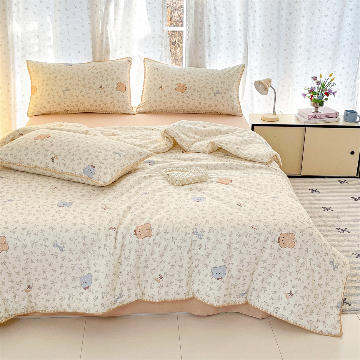 91家纺网 家纺一手货源 找家纺 盛秋家纺 2026新款三角针水洗棉贝壳边印花夏被系列 花曼熊仔米+奶茶