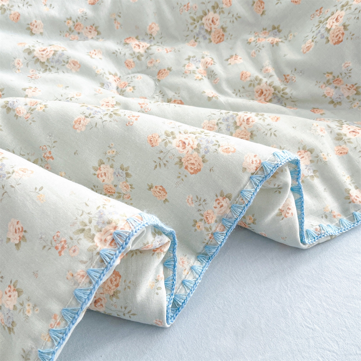 91家纺网 家纺一手货源 找家纺 盛秋家纺 2026新款三角针水洗棉贝壳边印花夏被系列 雨后花园+天空蓝