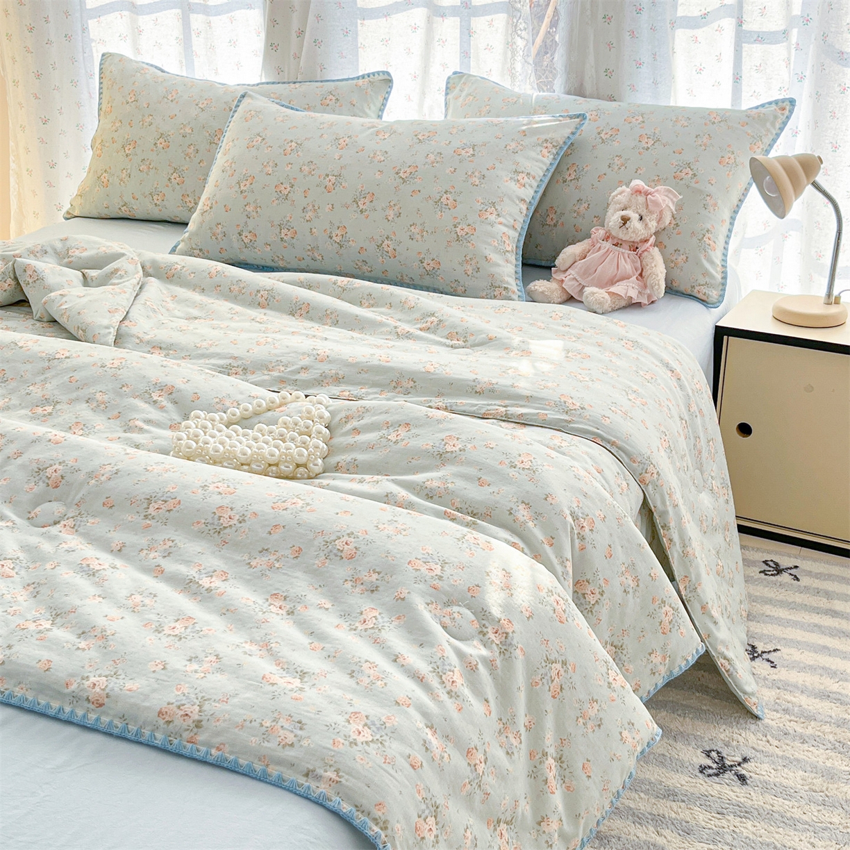 91家纺网 家纺一手货源 找家纺 盛秋家纺 2026新款三角针水洗棉贝壳边印花夏被系列 雨后花园+天空蓝