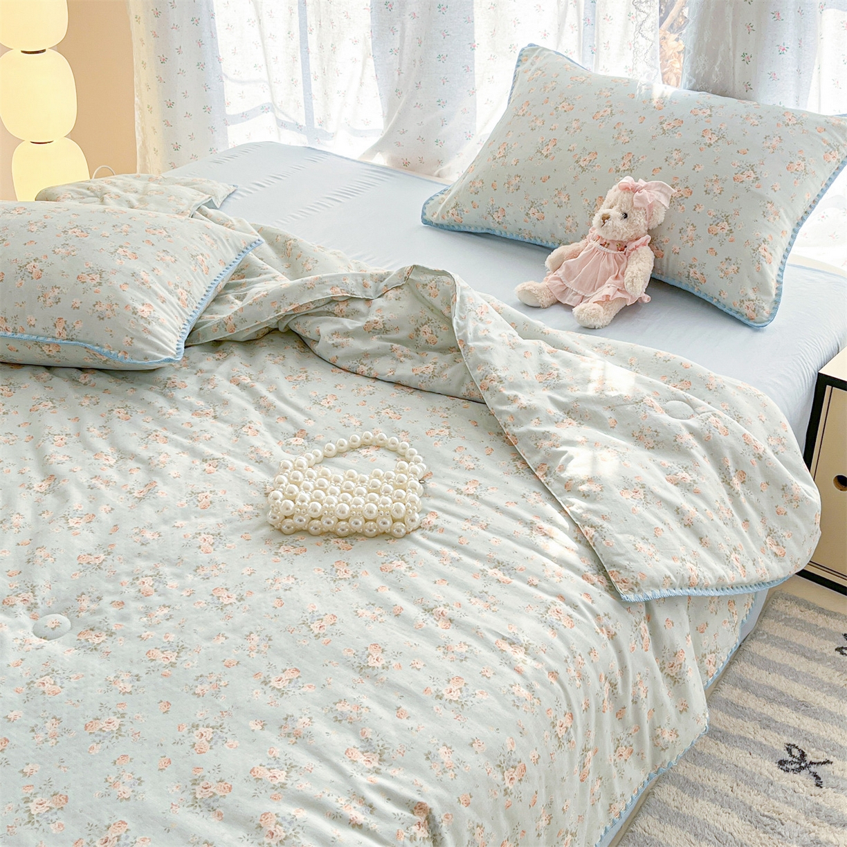 91家纺网 家纺一手货源 找家纺 盛秋家纺 2026新款三角针水洗棉贝壳边印花夏被系列 雨后花园+天空蓝