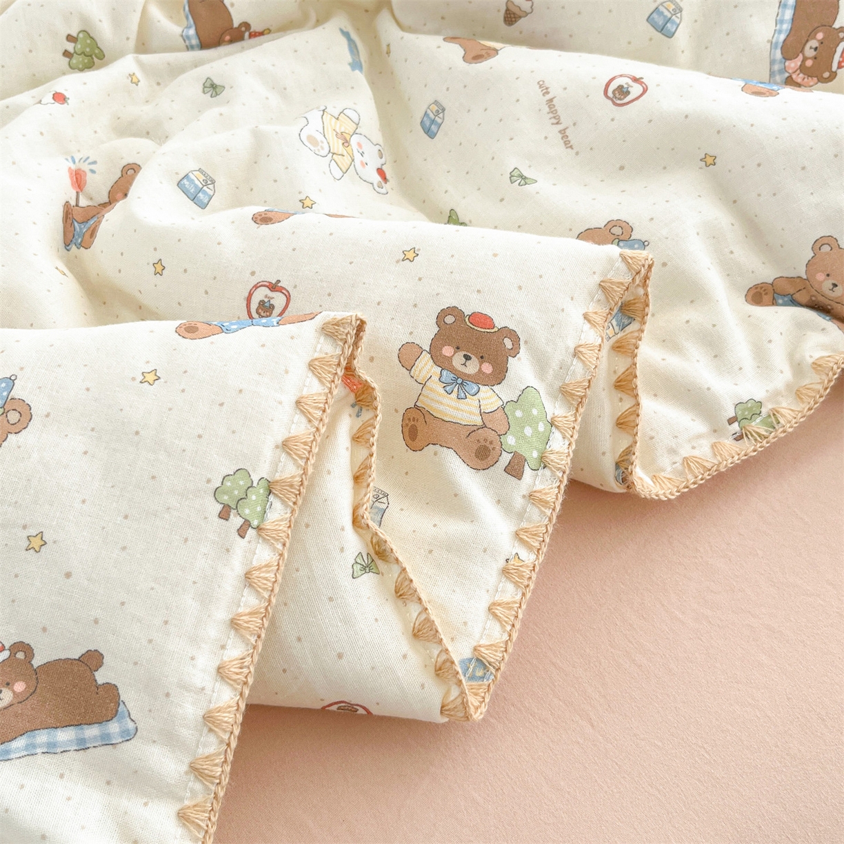 91家纺网 家纺一手货源 找家纺 盛秋家纺 2026新款三角针水洗棉贝壳边印花夏被系列 熊熊乐园+奶茶