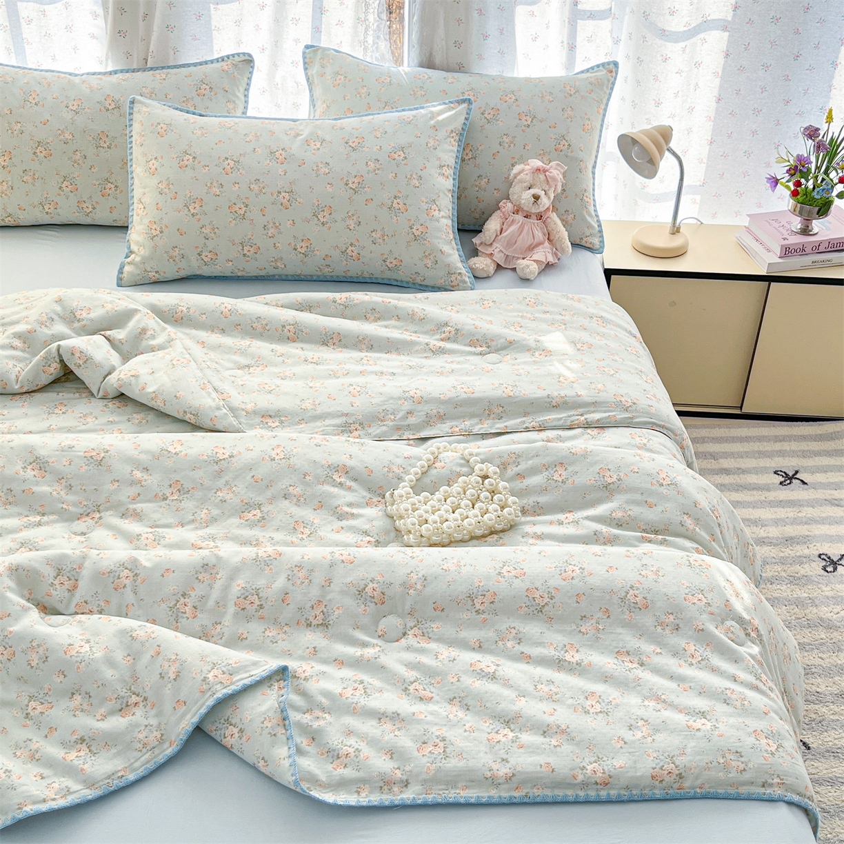 91家纺网 家纺一手货源 找家纺 盛秋家纺 2026新款三角针水洗棉贝壳边印花夏被系列 雨后花园+天空蓝