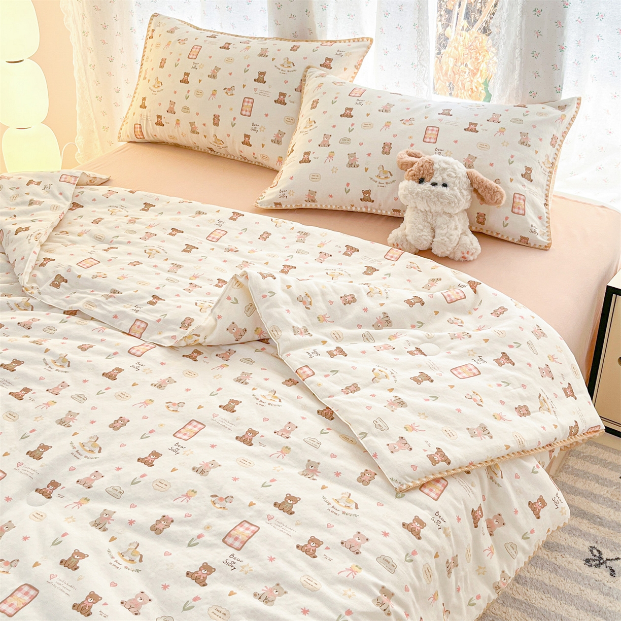 91家纺网 家纺一手货源 找家纺 盛秋家纺 2026新款三角针水洗棉贝壳边印花夏被系列 治愈小熊+奶茶