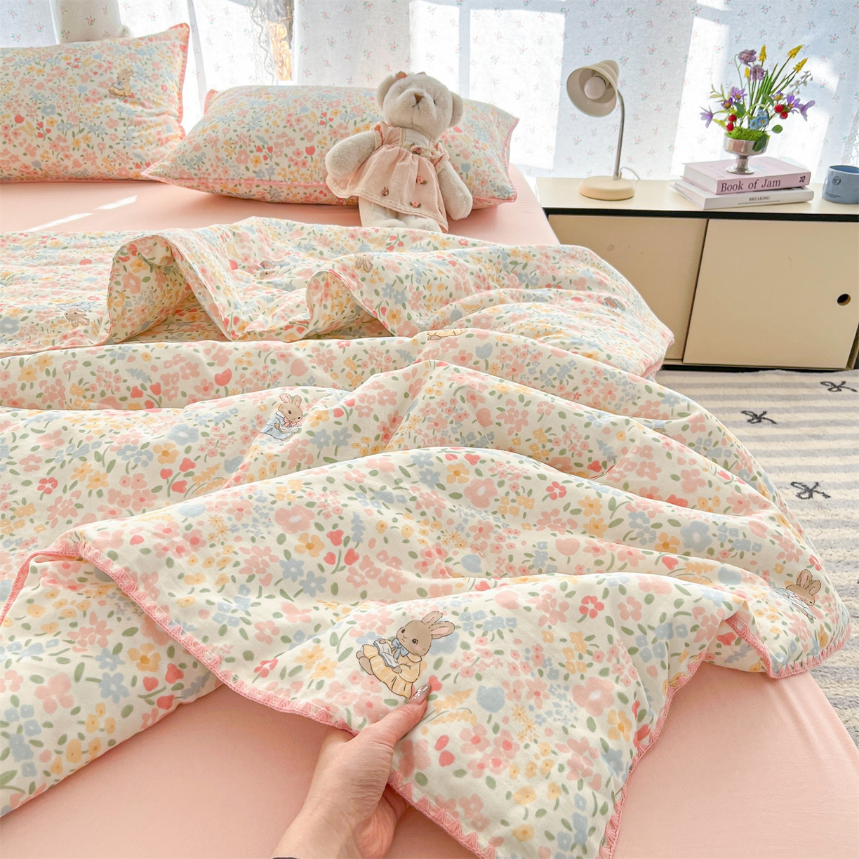 91家纺网 家纺一手货源 找家纺 盛秋家纺 2026新款三角针水洗棉贝壳边印花夏被系列 花园兔+奶油粉