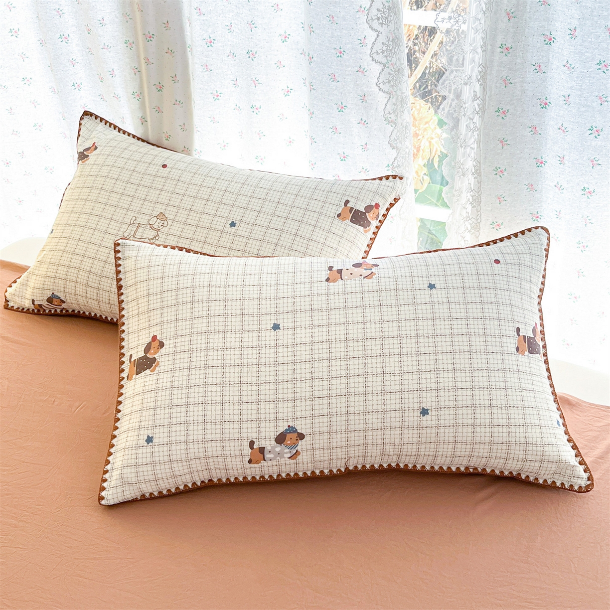 91家纺网 家纺一手货源 找家纺 盛秋家纺 2026新款三角针水洗棉贝壳边印花夏被系列 格子小狗+太妃糖