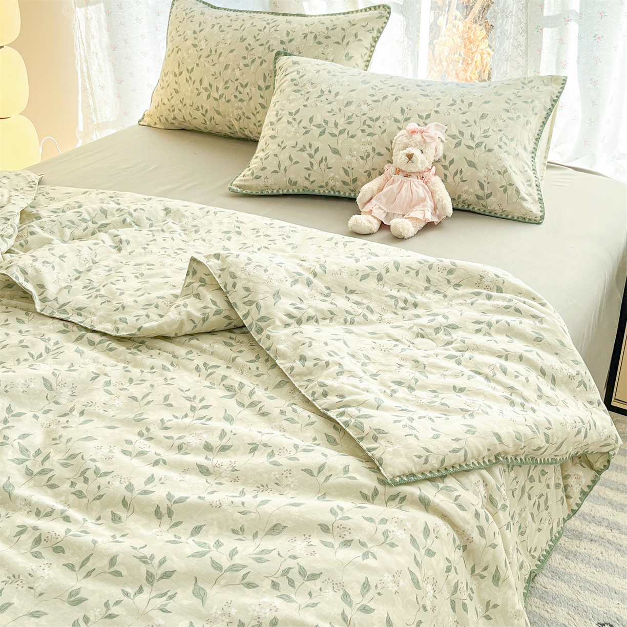 91家纺网 家纺一手货源 找家纺 盛秋家纺 2026新款三角针水洗棉贝壳边印花夏被系列 澳白+明灰