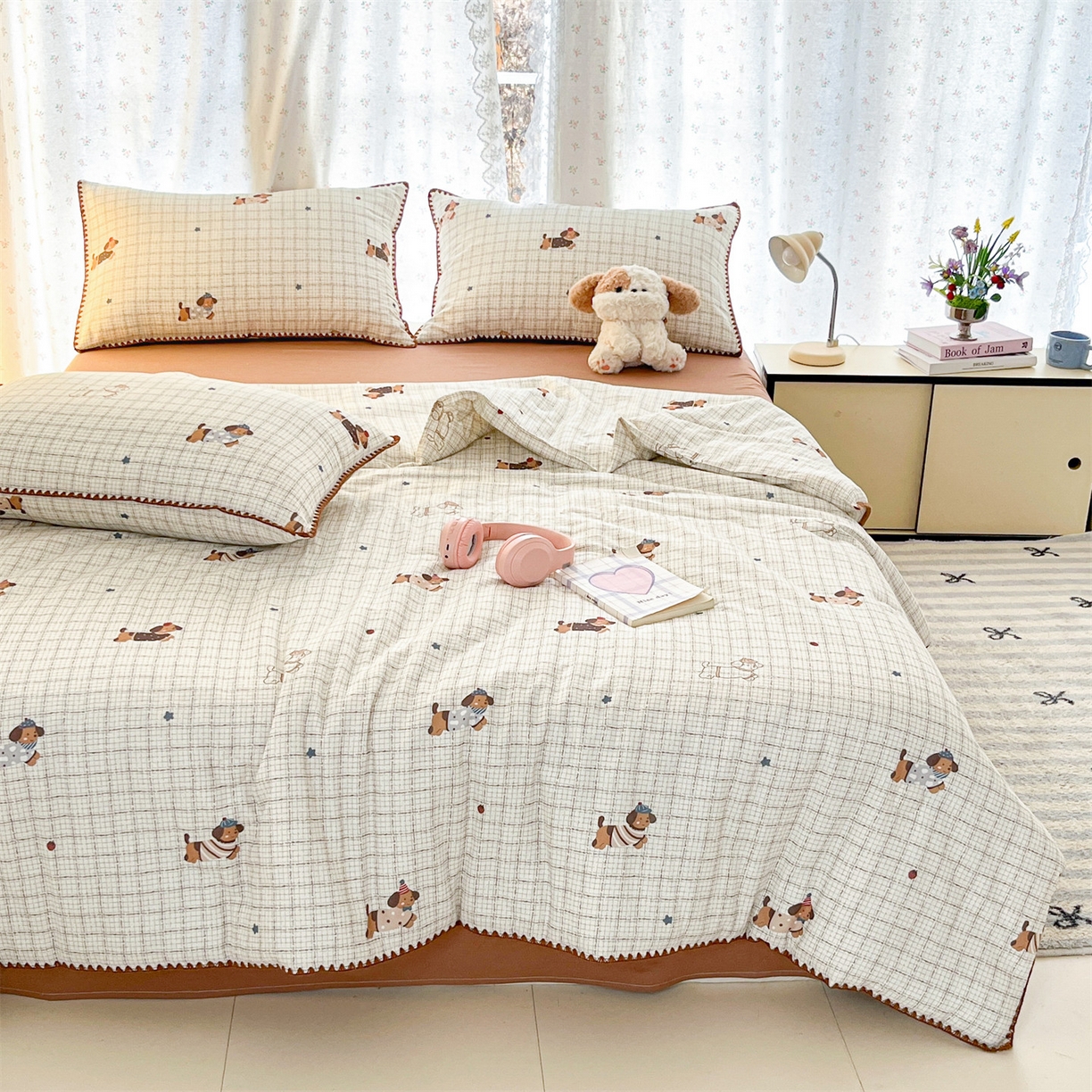 91家纺网 家纺一手货源 找家纺 盛秋家纺 2026新款三角针水洗棉贝壳边印花夏被系列 格子小狗+太妃糖