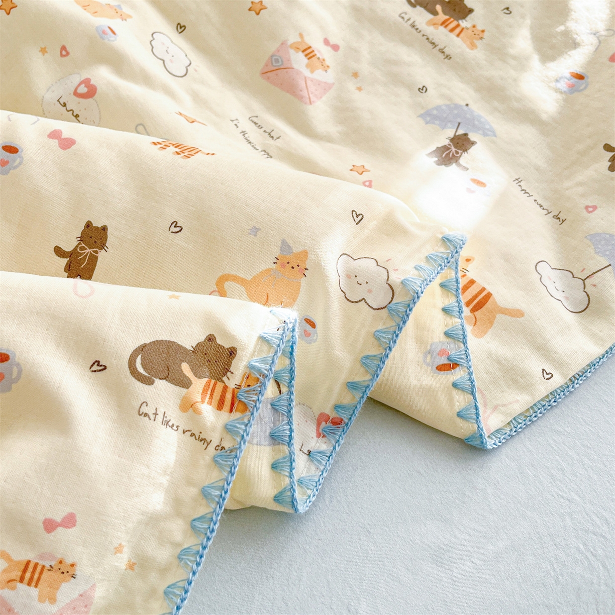 91家纺网 家纺一手货源 找家纺 盛秋家纺 2026新款三角针水洗棉贝壳边印花夏被系列 满山猫+天空蓝