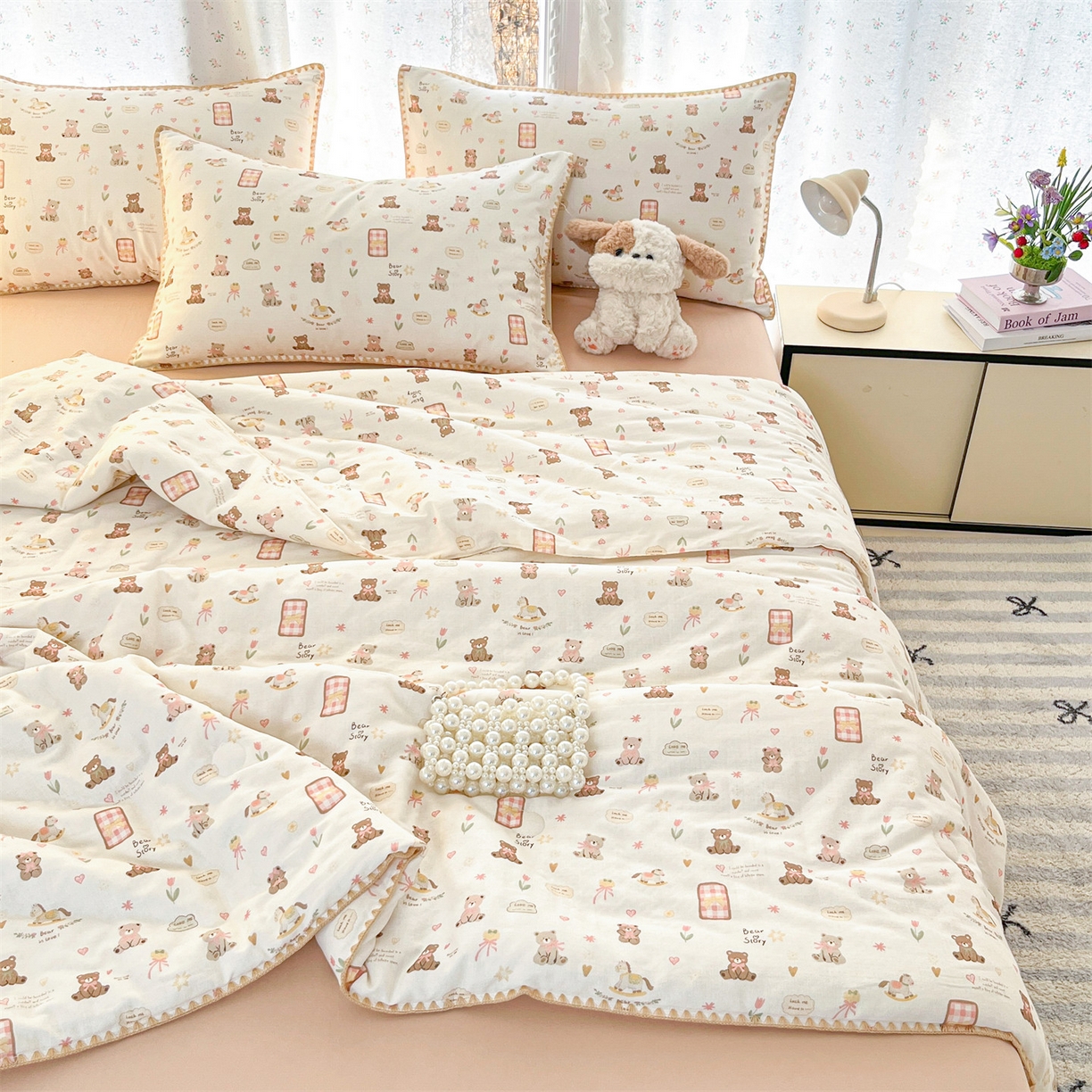 91家纺网 家纺一手货源 找家纺 盛秋家纺 2026新款三角针水洗棉贝壳边印花夏被系列 治愈小熊+奶茶