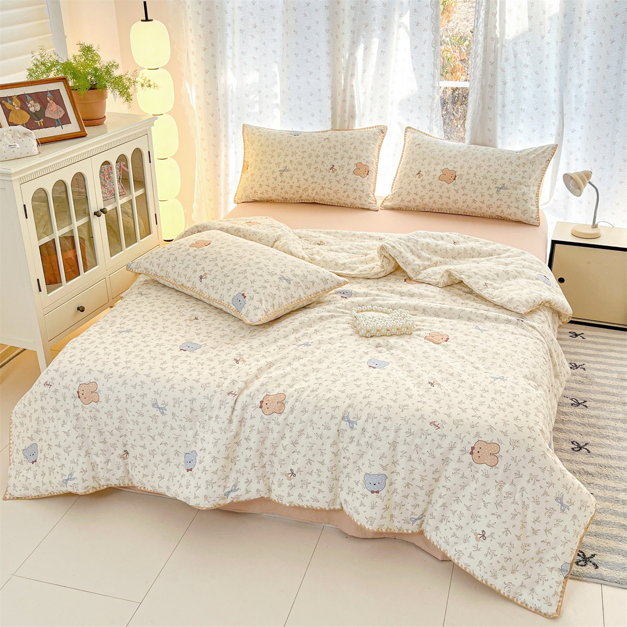 91家纺网 家纺一手货源 找家纺 盛秋家纺 2026新款三角针水洗棉贝壳边印花夏被系列 花曼熊仔米+奶茶