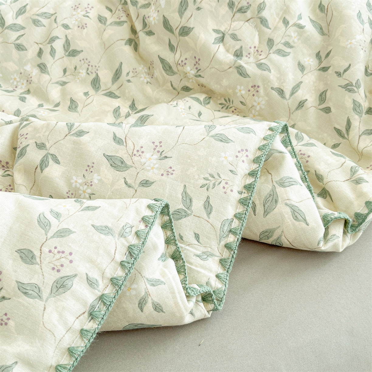 91家纺网 家纺一手货源 找家纺 盛秋家纺 2026新款三角针水洗棉贝壳边印花夏被系列 澳白+明灰